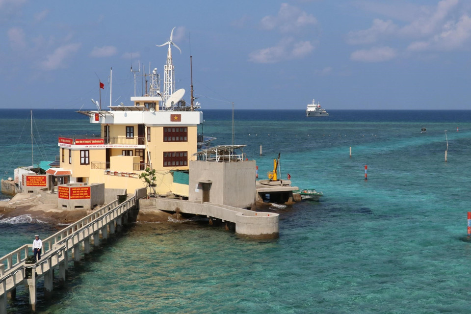 Cờ Tổ quốc tung bay trên đảo Cô Lin - quần đảo Trường Sa (huyện Trường Sa, tỉnh Khánh Hoà). (Ảnh: Sỹ Tuyên/TTXVN)