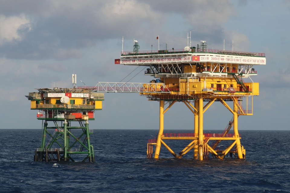 Cờ Tổ quốc tung bay phấp phới trên nóc nhà giàn DK1/8 – Trạm dịch vụ Kinh tế - Khoa học kỹ thuật Quế Đường giữa biển Đông. (Ảnh: Sỹ Tuyên/TTXVN)