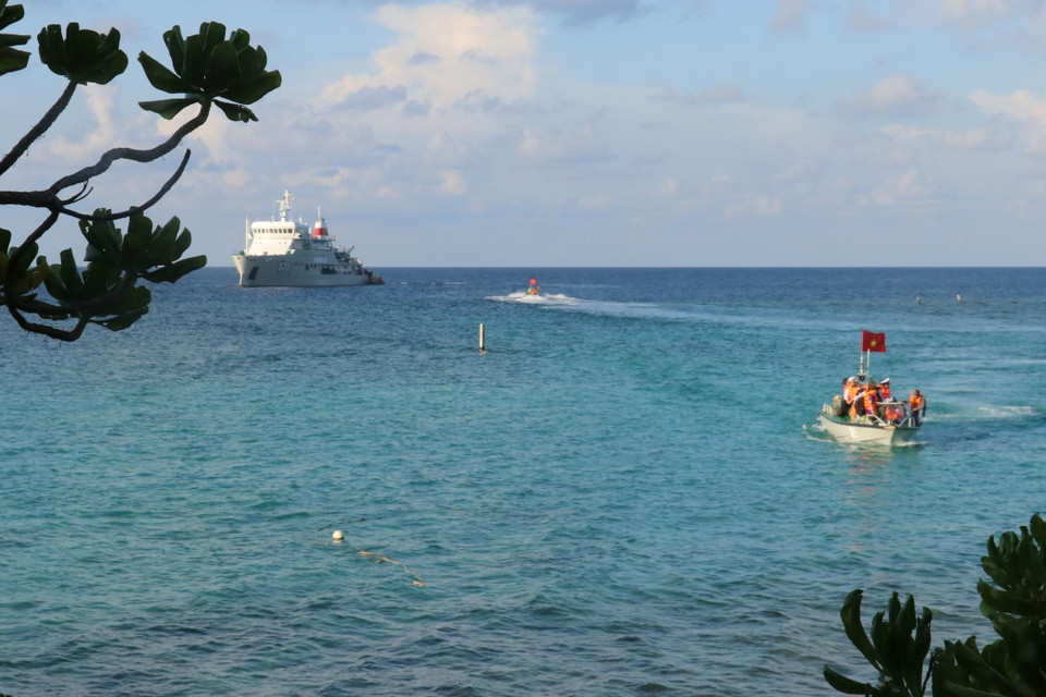 Tàu Trường Sa 571 neo đậu gần đảo Sơn Ca - quần đảo Trường Sa (huyện Trường Sa, tỉnh Khánh Hòa) để đưa đoàn cán bộ, chiến sỹ từ đất liền ra thăm đảo. (Ảnh: Sỹ Tuyên/TTXVN)