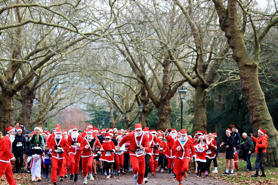 Người dân tham gia cuộc thi chạy Ông già Noel gây quỹ từ thiện ở London, Anh. (Ảnh: THX/TTXVN)