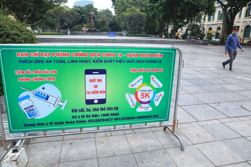 Một số người vẫn chủ quan không đeo khẩu trang nơi công cộng. (Ảnh: Minh Quyết/TTXVN)