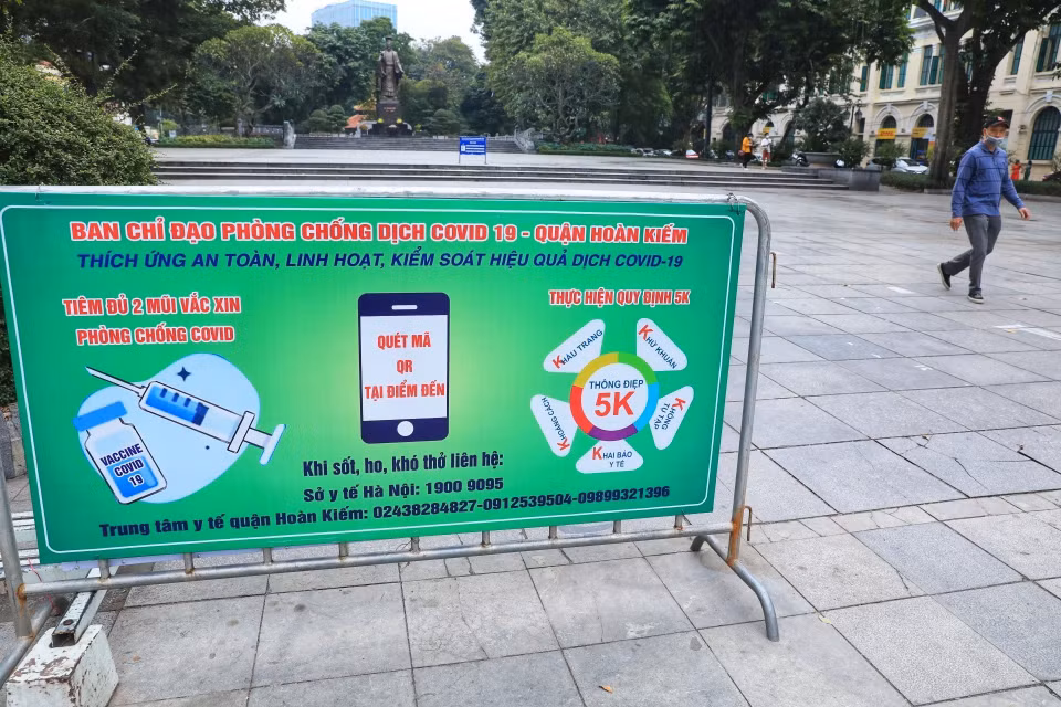 Một số người vẫn chủ quan không đeo khẩu trang nơi công cộng. (Ảnh: Minh Quyết/TTXVN)
