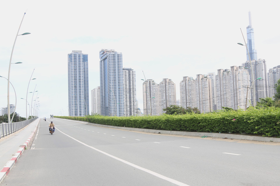 Phương tiện di chuyển thưa thớt trên cầu Thủ Thiêm 1, hướng từ trung tâm Quận 1 về thành phố Thủ Đức. (Ảnh: Trần Xuân Tình/TTXVN)