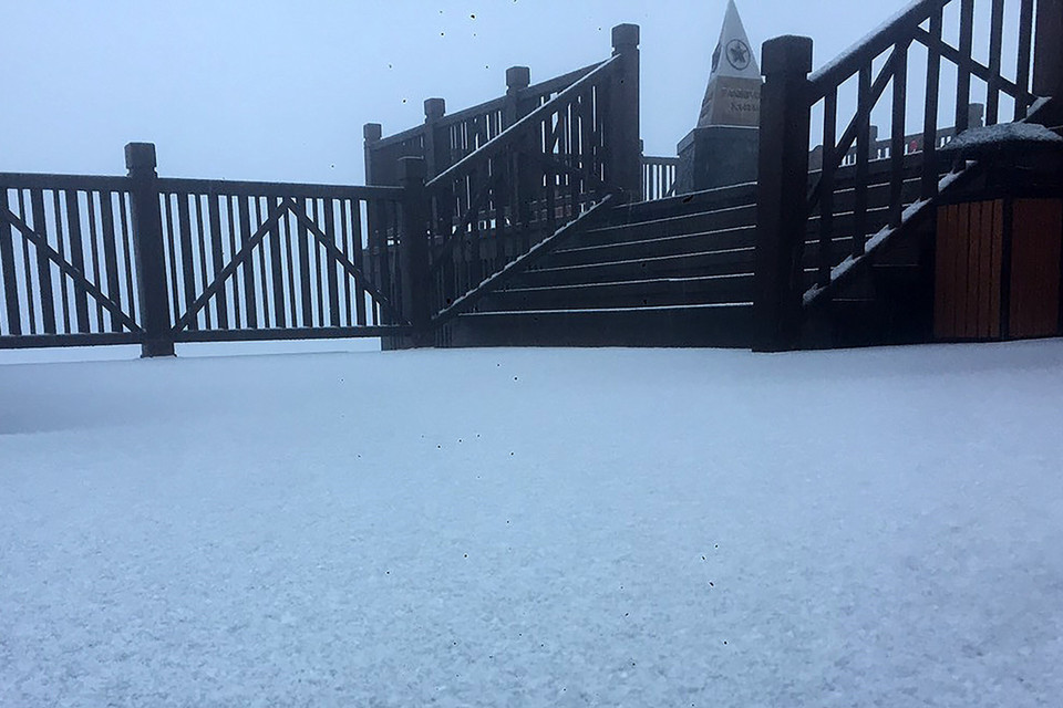 Do ảnh hưởng từ đợt không khí lạnh tăng cường, nhiệt độ đỉnh Fansipan, thị xã Sapa (Lào Cai) xuống dưới âm 1 độ C, xuất hiện mưa tuyết dày. (Ảnh: Quốc Khánh/TTXVN)