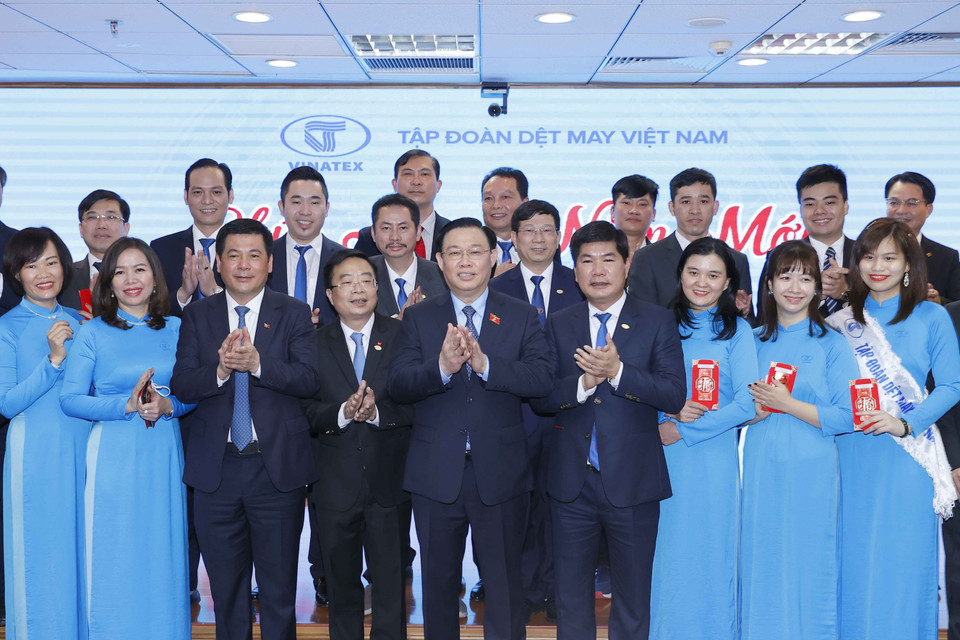 Chủ tịch Quốc hội Vương Đình Huệ với cán bộ, nhân viên Tập đoàn Dệt May Việt Nam. (Ảnh: Doãn Tấn/TTXVN)