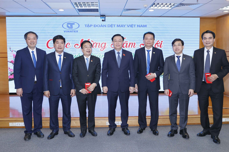 Chủ tịch Quốc hội Vương Đình Huệ với lãnh đạo Tập đoàn Dệt May Việt Nam. (Ảnh: Doãn Tấn/TTXVN)