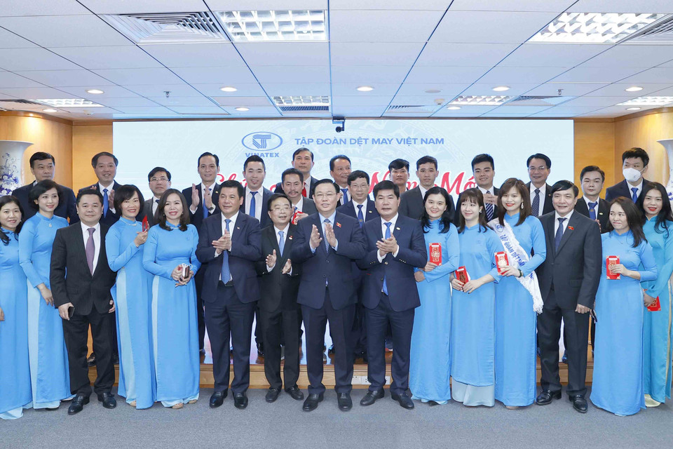 Chủ tịch Quốc hội Vương Đình Huệ với cán bộ, nhân viên Tập đoàn Dệt May Việt Nam. (Ảnh: Doãn Tấn/TTXVN)