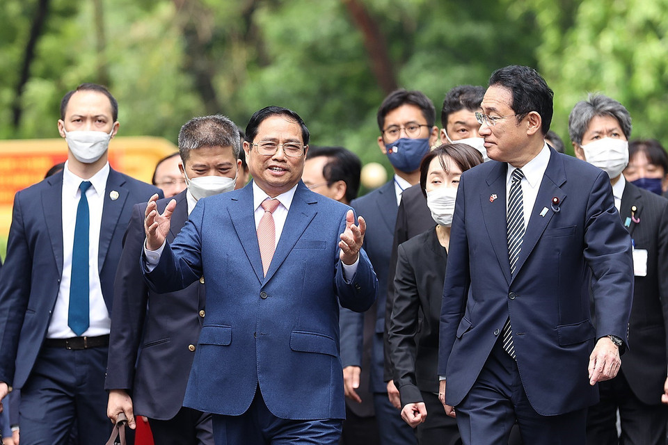 Thủ tướng Phạm Minh Chính đón Thủ tướng Nhật Bản Kishida Fumio. (Ảnh: Dương Giang/TTXVN)