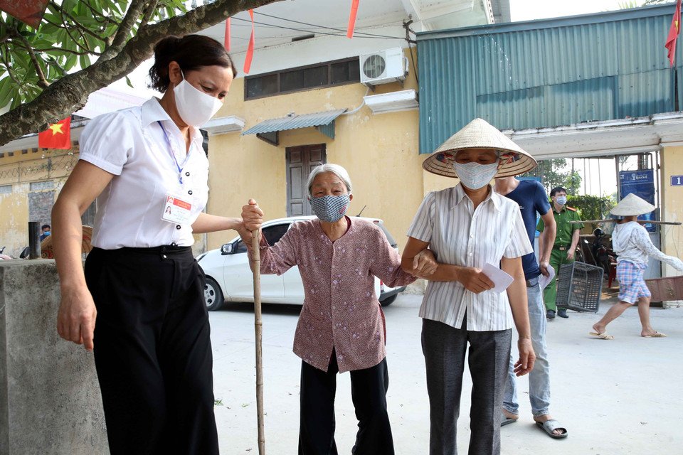 Cử tri đến bầu cử lại Đại biểu Hội đồng Nhân dân xã Hoàng Long nhiệm kỳ 2021-2026 tại tổ bầu cử số 04, thôn Đào Xá, xã Hoàng Long, huyện Phú Xuyên, Hà Nội. (Ảnh: Phạm Kiên/TTXVN)