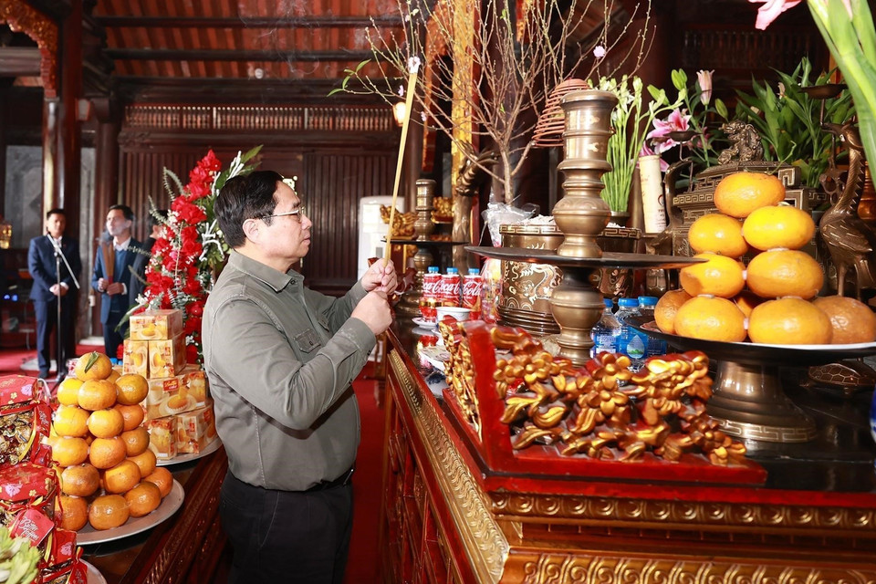 Trong chuyến thăm và làm việc tại Tuyên Quang, sáng 25/1, Thủ tướng Phạm Minh Chính và đoàn công tác đến dâng hương tại Đền thờ Chủ tịch Hồ Chí Minh. (Ảnh: Dương Giang/TTXVN)
