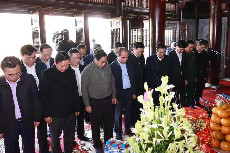 Thủ tướng Phạm Minh Chính dâng hương tưởng niệm tại Đền thờ Chủ tịch Hồ Chí Minh. (Ảnh: Dương Giang/TTXVN)