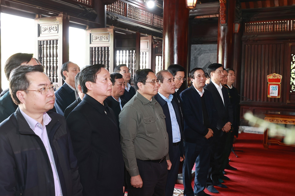 Thủ tướng Phạm Minh Chính dâng hương tưởng niệm tại Đền thờ Chủ tịch Hồ Chí Minh. (Ảnh: Dương Giang/TTXVN)