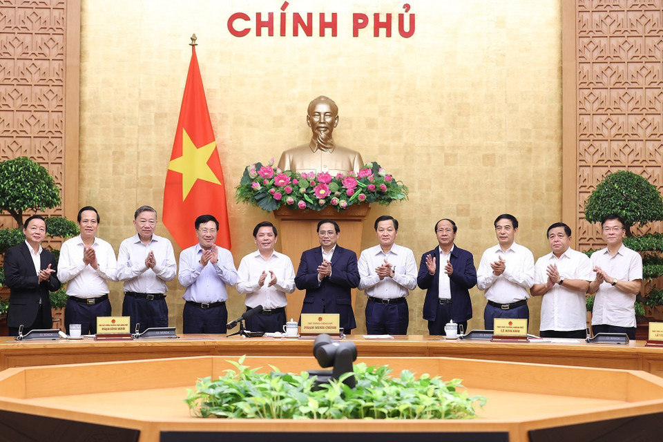 Thủ tướng Phạm Minh Chính và các thành viên Chính phủ chúc mừng ông Nguyễn Văn Thể nhận nhiệm vụ Bí thư Đảng ủy Khối các Cơ quan Trung ương. (Ảnh: Dương Giang/TTXVN)