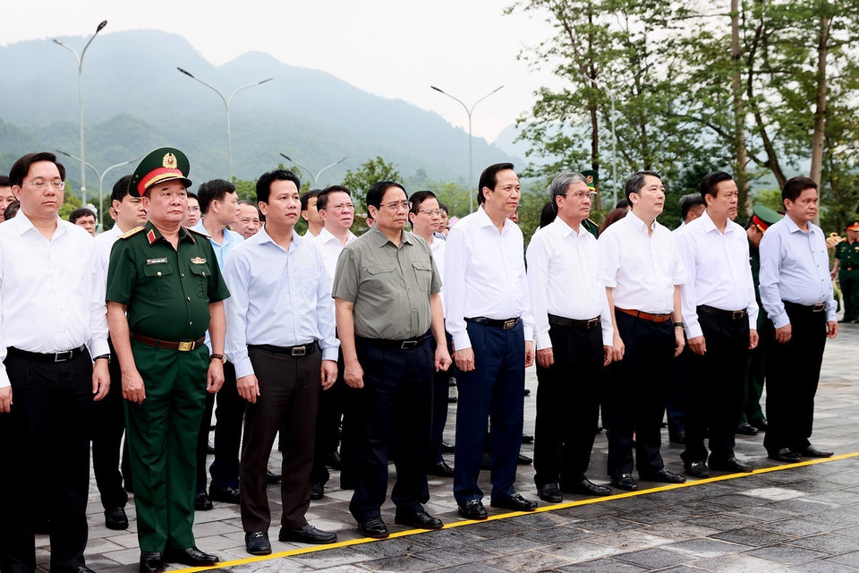 Thủ tướng Phạm Minh Chính và các đại biểu tưởng niệm các Anh hùng Liệt sỹ tại Nghĩa trang Liệt sỹ Quốc gia Vị Xuyên. (Ảnh: Dương Giang/TTXVN)