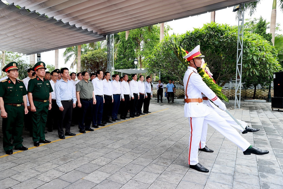Thủ tướng Phạm Minh Chính và các đại biểu dâng hương, hoa tưởng niệm các Anh hùng Liệt sỹ tại Nghĩa trang Liệt sỹ Quốc gia Vị Xuyên. (Ảnh: Dương Giang/TTXVN)