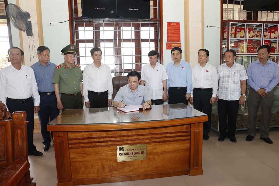 Chủ tịch Quốc hội Vương Đình Huệ viết sổ lưu niệm tại Di tích Quốc gia Đặc biệt Thành cổ Quảng Trị. (Ảnh: Doãn Tấn/TTXVN)