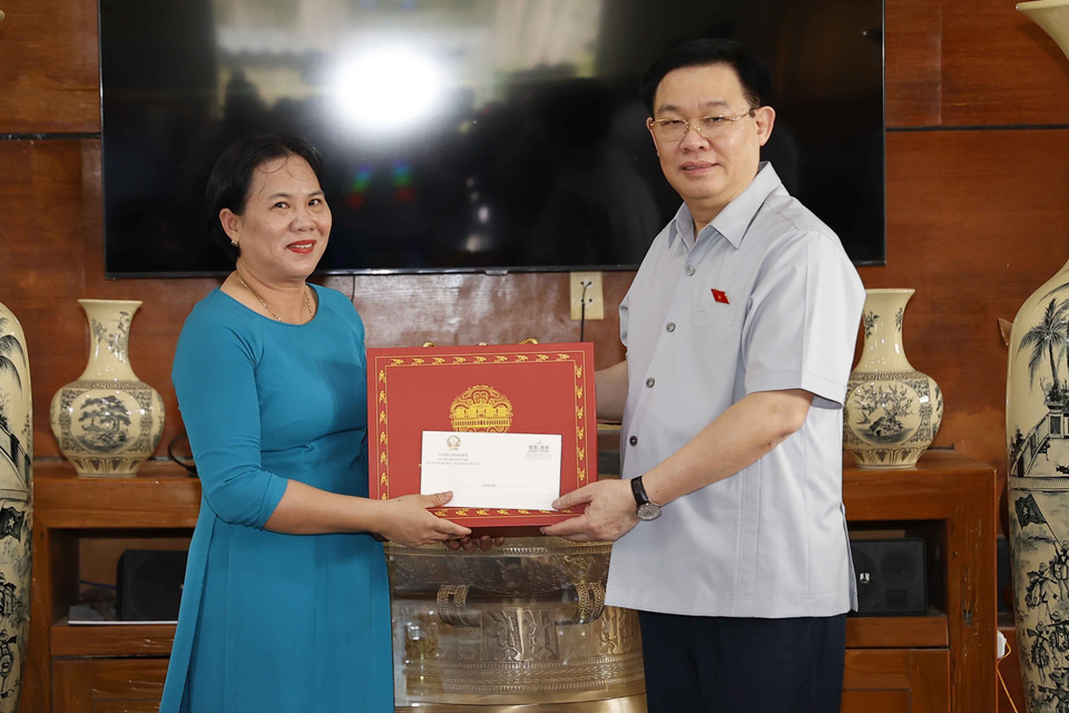 Chủ tịch Quốc hội Vương Đình Huệ tặng quà cán bộ, nhân viên Di tích Quốc gia Đặc biệt Thành cổ Quảng Trị. (Ảnh: Doãn Tấn/TTXVN)