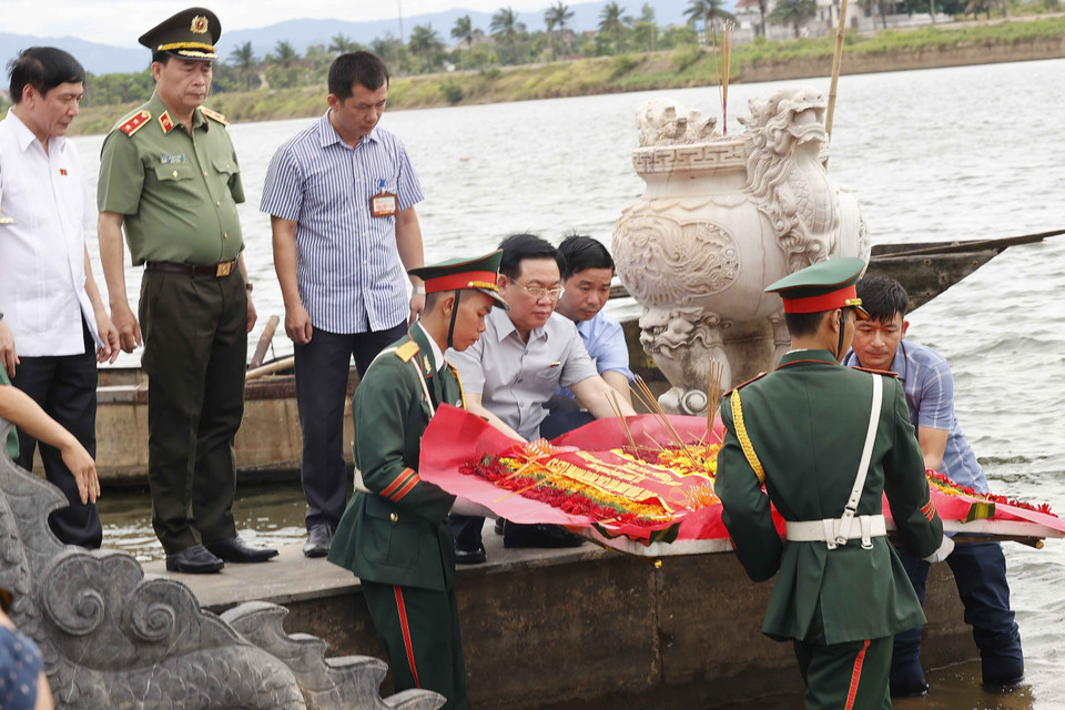 Chủ tịch Quốc hội Vương Đình Huệ thả hoa trên sông Thạch Hãn. (Ảnh: Doãn Tấn/TTXVN)