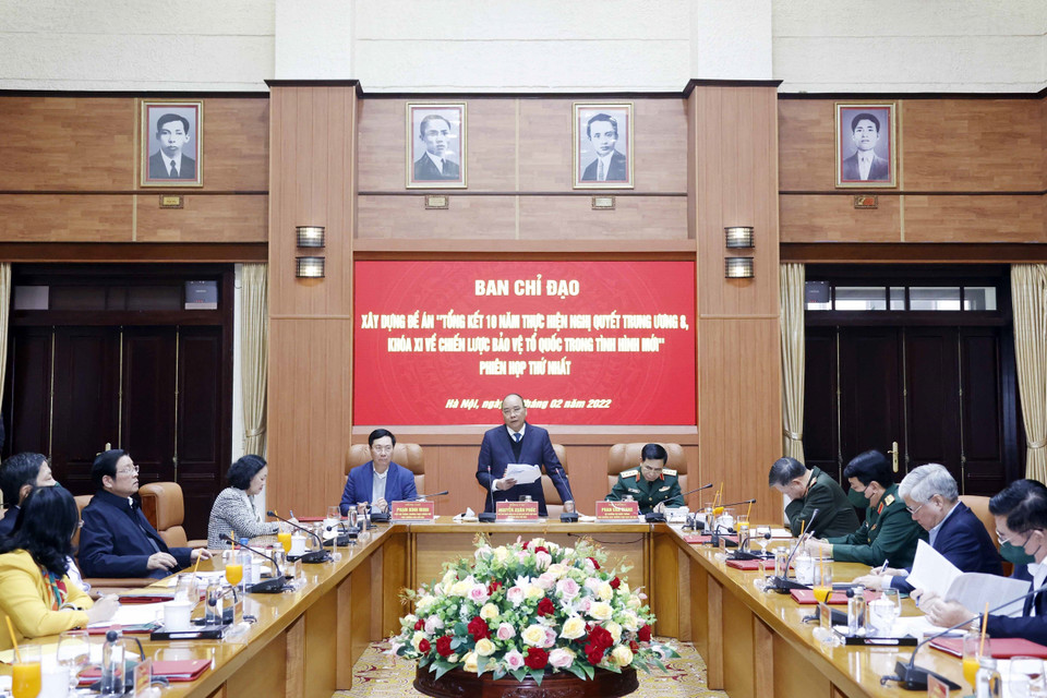 Ngày 10/2, tại Hà Nội, ông Nguyễn Xuân Phúc, Ủy viên Bộ Chính trị, Chủ tịch nước, Chủ tịch Hội đồng Quốc phòng và An ninh, Thống lĩnh các lực lượng vũ trang, Trưởng Ban Chỉ đạo xây dựng Đề án 'Tổng kết 10 năm thực hiện Nghị quyết Trung ương 8 khóa XI về Chiến lược bảo vệ Tổ quốc trong tình hình mới' chủ trì Phiên họp thứ nhất của Ban Chỉ đạo. (Ảnh: Thống Nhất/TTXVN)