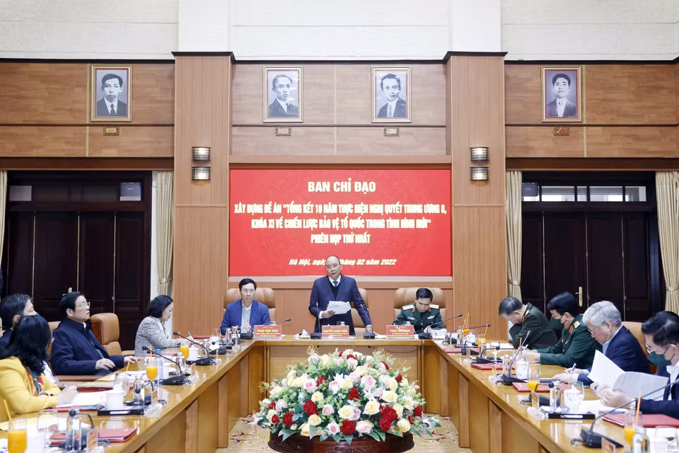 Ngày 10/2, tại Hà Nội, ông Nguyễn Xuân Phúc, Ủy viên Bộ Chính trị, Chủ tịch nước, Chủ tịch Hội đồng Quốc phòng và An ninh, Thống lĩnh các lực lượng vũ trang, Trưởng Ban Chỉ đạo xây dựng Đề án 'Tổng kết 10 năm thực hiện Nghị quyết Trung ương 8 khóa XI về Chiến lược bảo vệ Tổ quốc trong tình hình mới' chủ trì Phiên họp thứ nhất của Ban Chỉ đạo. (Ảnh: Thống Nhất/TTXVN)