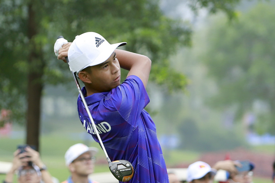 VĐV Arsit Areephun (Thái Lan) thi đấu ở hố golf số 1 tại vòng 1 cá nhân nam. (Ảnh: Hoàng Hùng/TTXVN)