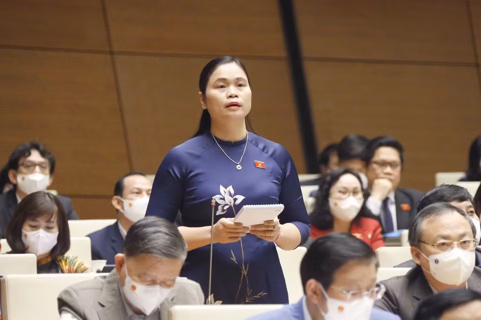 Đại biểu Quốc hội tỉnh Tuyên Quang Ma Thị Thuý đặt câu hỏi chất vấn. (Ảnh: Doãn Tấn/TTXVN)