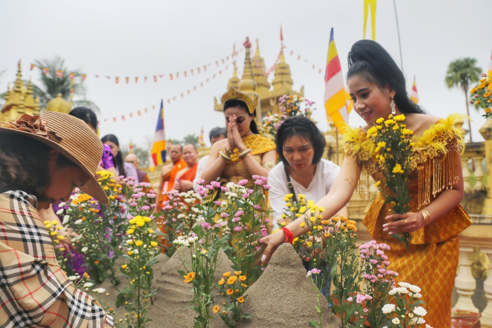 Tục đắp núi cát có ý nghĩa ngăn trở điều xấu, nhắc nhở mọi người tích phúc, đức ngày một cao lớn như núi và lan dần khắp bốn phương, tám hướng. (Ảnh: Tuấn Đức/TTXVN)