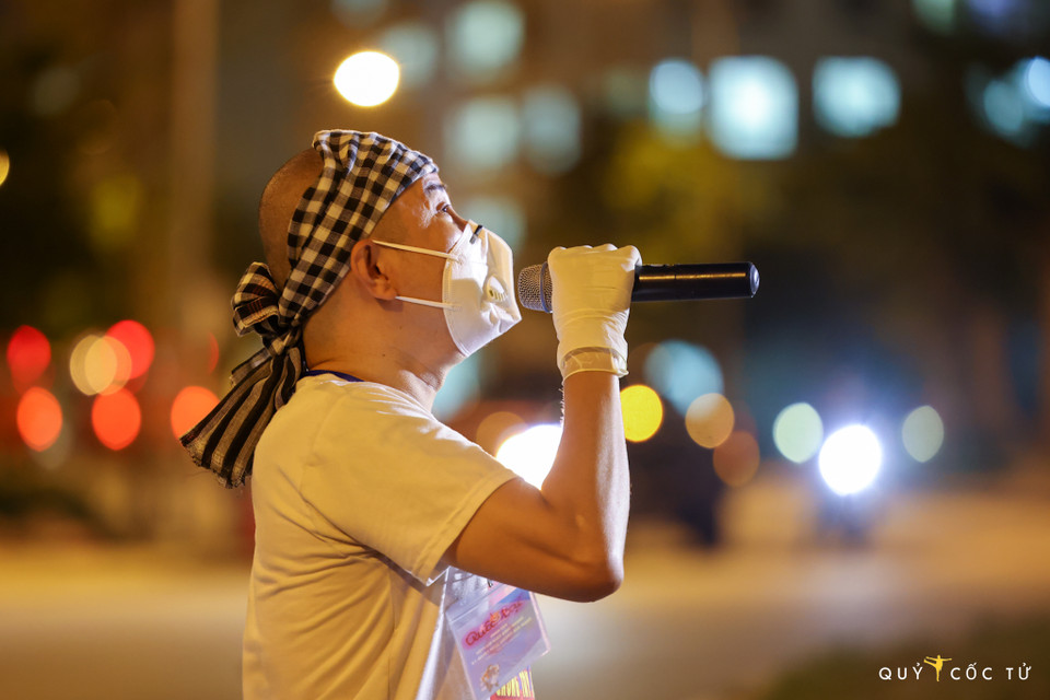 Các nghệ sỹ đã hát tặng các bệnh nhân, tiếp thêm niềm lạc quan để chiến thắng dịch bệnh. (Nguồn: Vietnam+)