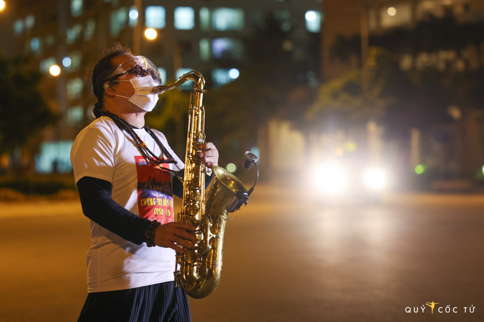 Nhiều văn nghệ sỹ đã có những đêm trình diễn đầy cảm xúc và đáng nhớ trên một sân khấu đặc biệt - sân bệnh viện dã chiến - để phục vụ khán giả là hàng trăm y bác sỹ, nhân viên y tế cùng hàng nghìn bệnh nhân F0, đang điều trị tại bệnh viện dã chiến số 3 và số 6, Thành phố Hồ Chí Minh. (Nguồn: Ngô Trần Hải An/Vietnam+)