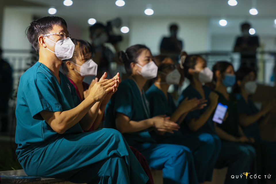 Các nghệ sỹ đã hát tặng các y bác sỹ, bệnh nhân, tiếp thêm niềm lạc quan để chiến thắng dịch bệnh. (Nguồn: Vietnam+)