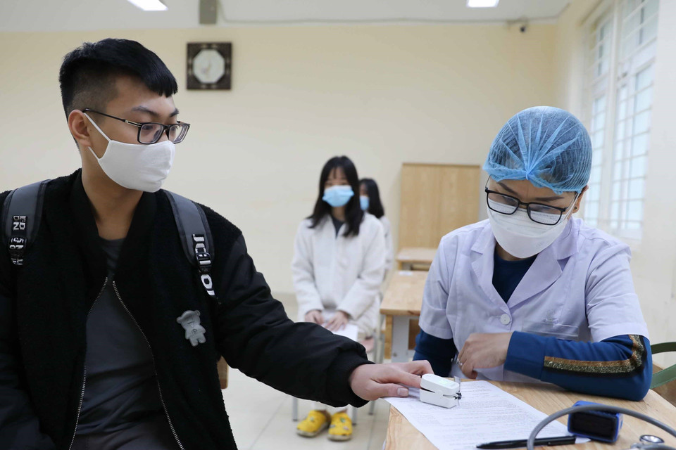 Học sinh trường THPT Trần Nhân Tông, quận Hai Bà Trưng được kiểm tra sức khỏe, khám sàng lọc trước khi tiêm tại trường. (Ảnh: Thanh Tùng/TTXVN)