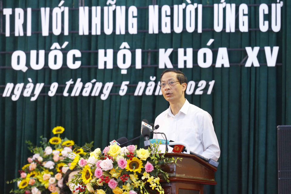 Ứng cử viên Đỗ Mạnh Hiến, Phó Bí thư Thường trực Thành phố Hải Phòng trình bày chương trình hành động. (Ảnh: Doãn Tấn/TTXVN)