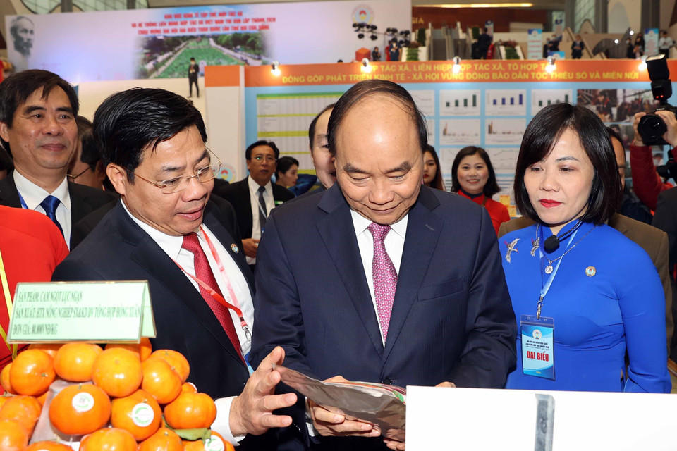 Thủ tướng Nguyễn Xuân Phúc tham quan Triển lãm Thành tựu kinh tế tập thể, hợp tác xã và hoạt động của hệ thống Liên minh Hợp tác xã Việt Nam giai đoạn 2016-2020. (Ảnh: Thống Nhất/TTXVN)