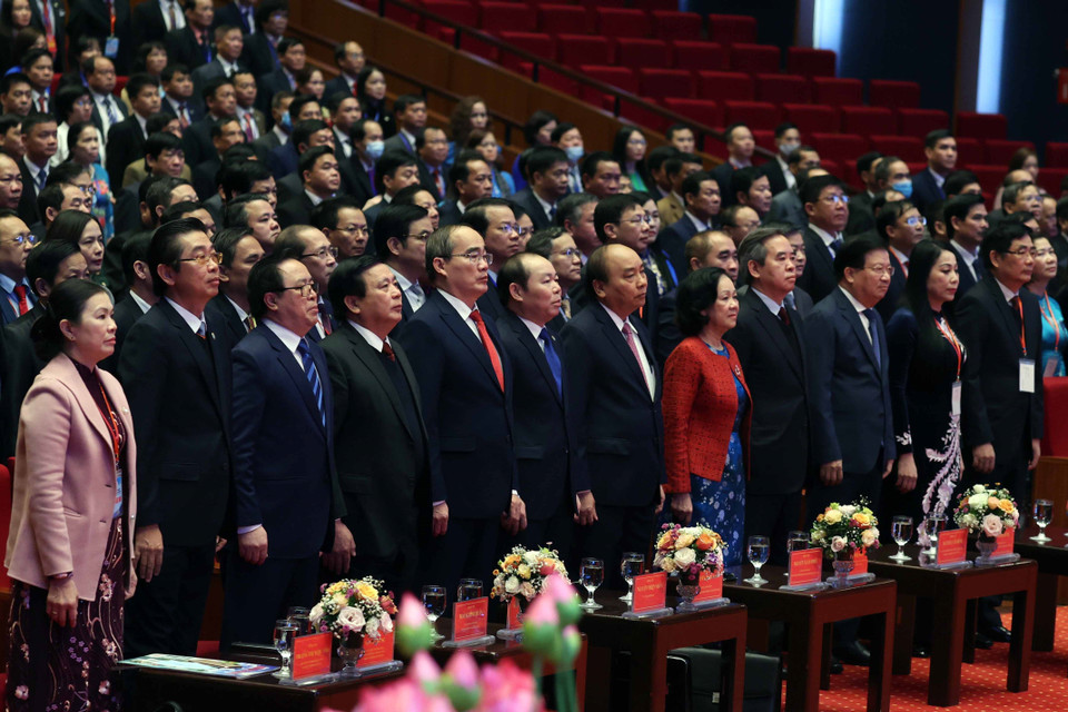 Thủ tướng Nguyễn Xuân Phúc và các đại biểu thực hiện nghi thức chào cờ. (Ảnh: Thống Nhất/TTXVN)