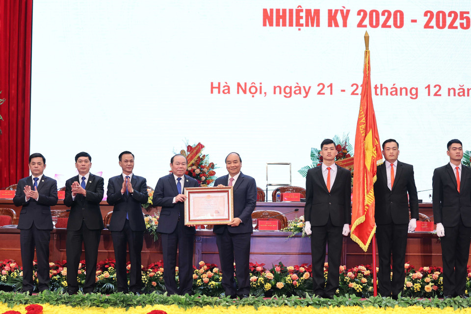 Thủ tướng Nguyễn Xuân Phúc trao tặng Huân chương Độc lập hạng Nhì cho Liên minh Hợp tác xã Việt Nam. (Ảnh: Thống Nhất/TTXVN)