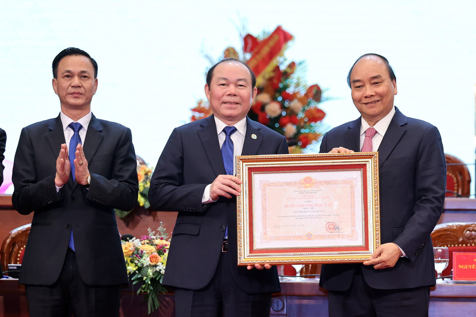 Thủ tướng Nguyễn Xuân Phúc trao tặng Huân chương Độc lập hạng Nhì cho Liên minh Hợp tác xã Việt Nam. (Ảnh: Thống Nhất/TTXVN)