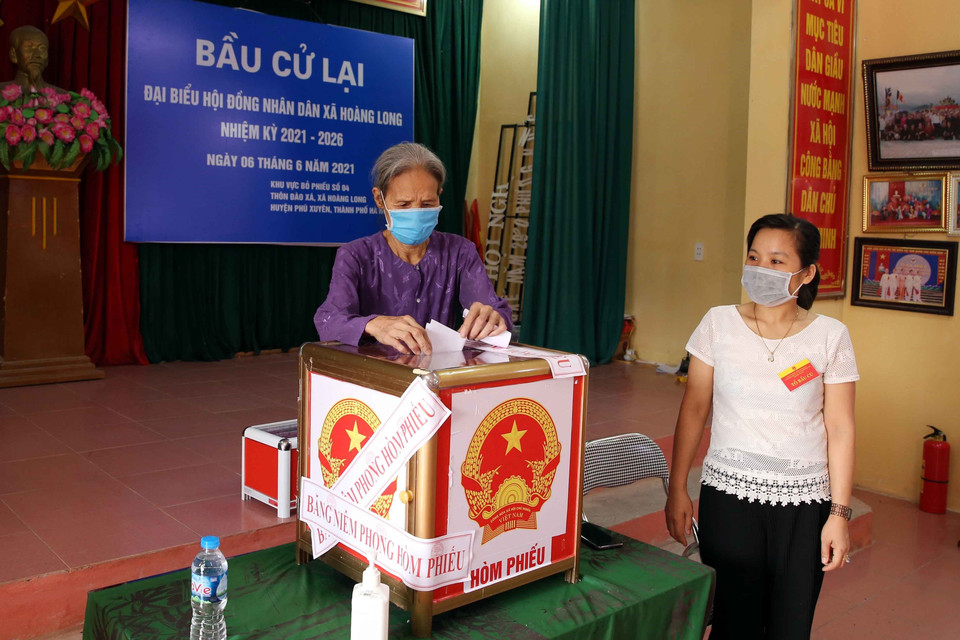 Cử tri bỏ phiếu bầu cử lại Đại biểu Hội đồng Nhân dân xã Hoàng Long nhiệm kỳ 2021-2026 tại tổ bầu cử số 04, thôn Đào Xá, xã Hoàng Long, huyện Phú Xuyên, Hà Nội. (Ảnh: Phạm Kiên/TTXVN)