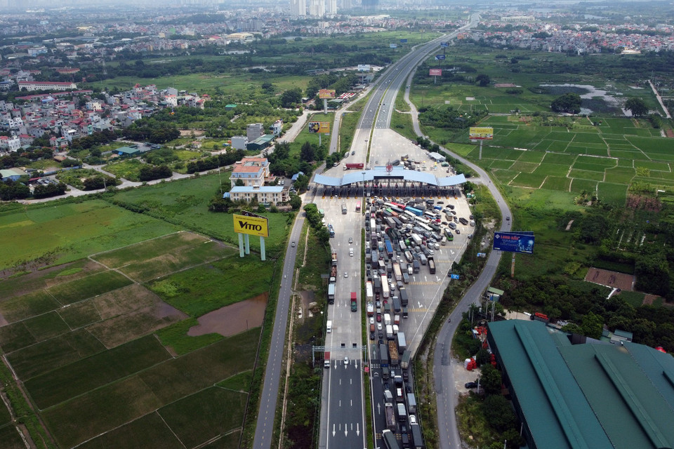 Ôtô xếp hàng dài cả km tại khu vực trước trạm thu phí Pháp Vân-Cầu Giẽ. (Ảnh: Huy Hùng/TTXVN)