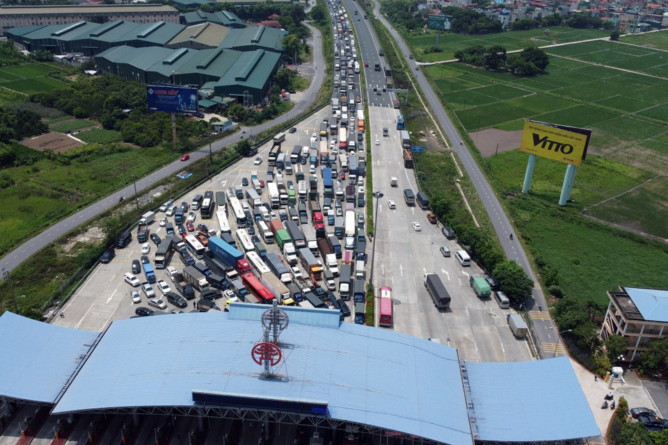Hàng dài xe ôtô ùn tắc trước trạm thu phí Pháp Vân-Cầu Giẽ. (Ảnh: Huy Hùng/TTXVN)