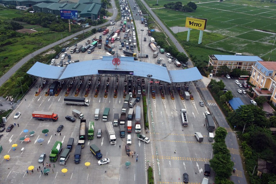 Chỉ các xe công vụ, xe luồng xanh, xe thư báo và xe phục vụ chống dịch được đi qua trạm thu phí Pháp Vân-Cầu Giẽ. (Ảnh: Huy Hùng/TTXVN)