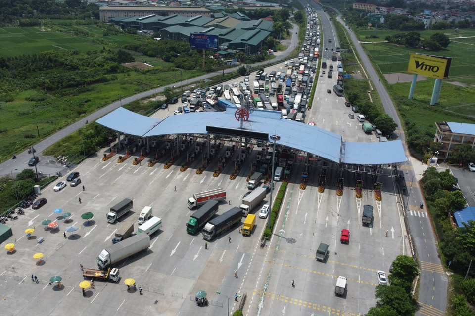 Tất cả ôtô khi đến trạm thu phí Pháp Vân-Cầu Giẽ hầu hết đều phải quay đầu. (Ảnh: Huy Hùng/TTXVN)