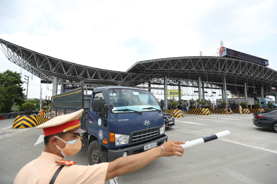 Lực lượng chức năng hướng dẫn các phương tiện quay đầu khi thực hiện Chỉ thị 17/CT-UBND của UBND thành phố. (Ảnh: Minh Quyết/TTXVN)