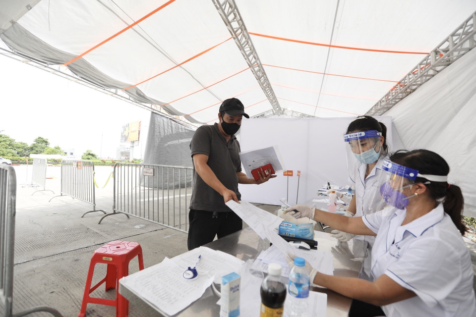 Khu vực khai báo y tế, kiểm tra thân nhiệt tại trạm kiểm soát Pháp Vân-Cầu Giẽ. (Ảnh: Minh Quyết/TTXVN)