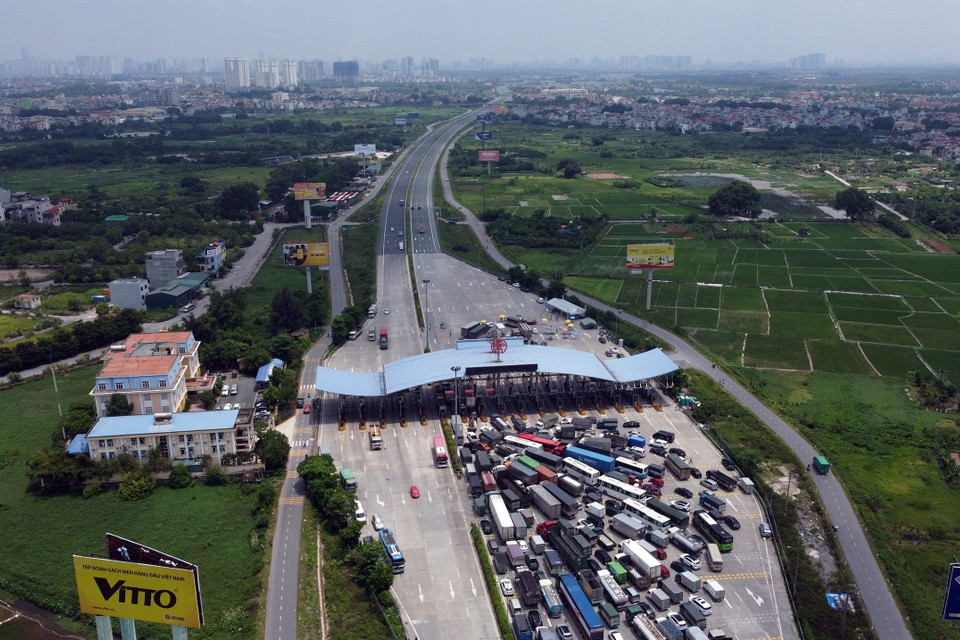 Hình ảnh đối lập phía trước và phía sau trạm thu phí Pháp Vân – Cầu Giẽ. (Ảnh: Huy Hùng/TTXVN)
