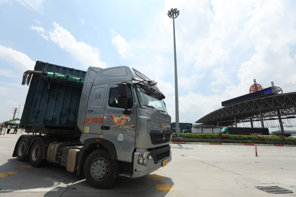 Ôtô quay đầu khi không được vào Thủ đô trong ngày đầu tiên thực hiện Chỉ thị 17 của UBND thành phố. (Ảnh: Minh Quyết/TTXVN)