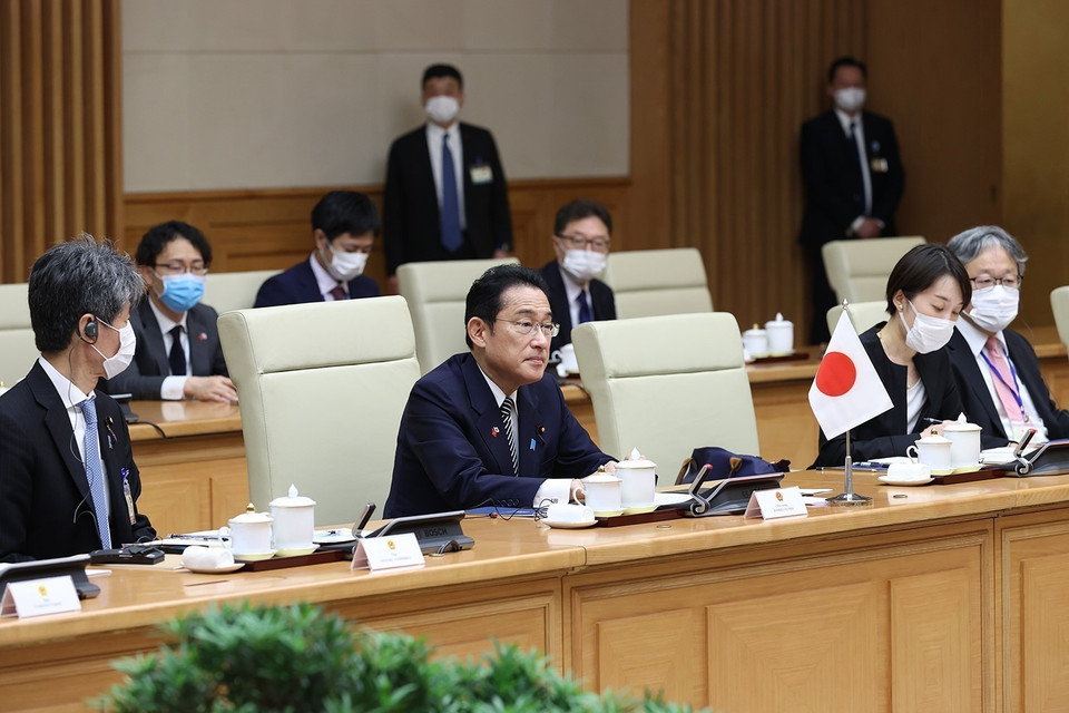 Thủ tướng Nhật Bản Kishida Fumio và các thành viên đoàn Nhật Bản tham dự hội đàm. (Ảnh: Dương Giang/TTXVN)