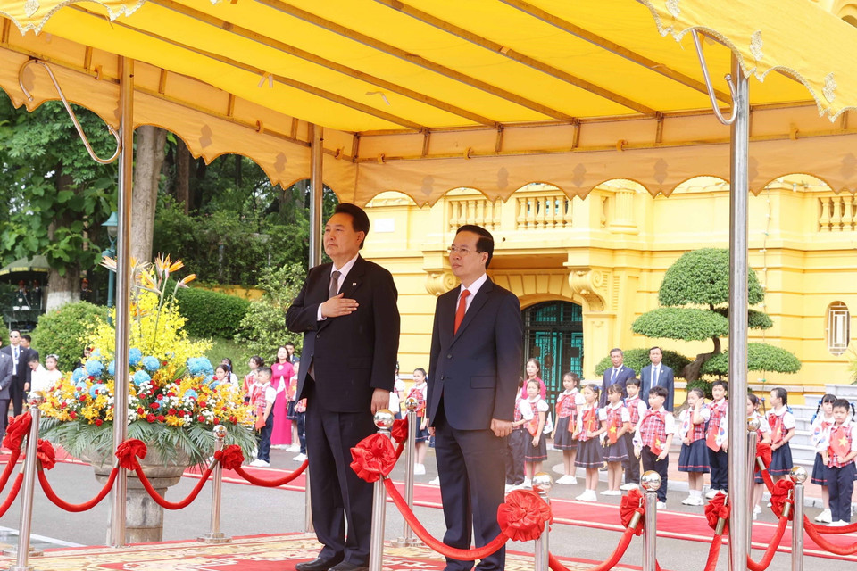 Chủ tịch nước Võ Văn Thưởng và Tổng thống Hàn Quốc Yoon Suk Yeol nghe quân nhạc cử Quốc thiều hai nước. (Ảnh: Thống Nhất/TTXVN)