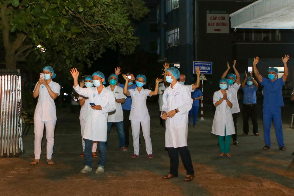 Niềm vui của các y bác sỹ Bệnh viện Chỉnh hình và Phục hồi chức năng Đà Nẵng sau khi lệnh phong tỏa được gỡ bỏ. (Ảnh: Trần Lê Lâm/TTXVN)