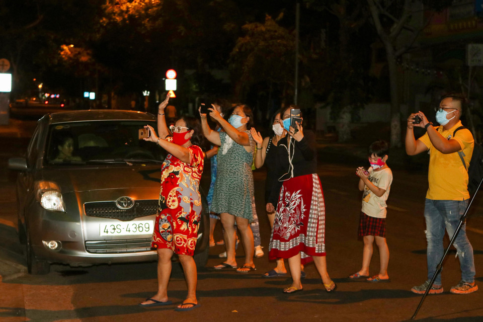 Người dân trong khu vực bị cách ly ghi lại những khoảnh khắc chung vui cùng y bác sỹ Bệnh viện Chỉnh hình và Phục hồi chức năng Đà Nẵng sau khi lệnh phong tỏa được gỡ bỏ. (Ảnh: Trần Lê Lâm/TTXVN)