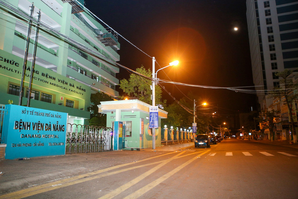 Tuyến đường Hải Phòng trước Bệnh viện Đa Khoa Đà Nẵng đã được gỡ lệnh phong tỏa sau 14 ngày. (Ảnh: Trần Lê Lâm/TTXVN)